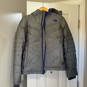 The North Face Light Gray Puffer Jacket with Hood and Diagonal Quilting